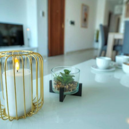 Seafront Beautifully Furnished 2 Bedrooms Gogzr-3 Gzira Extérieur photo