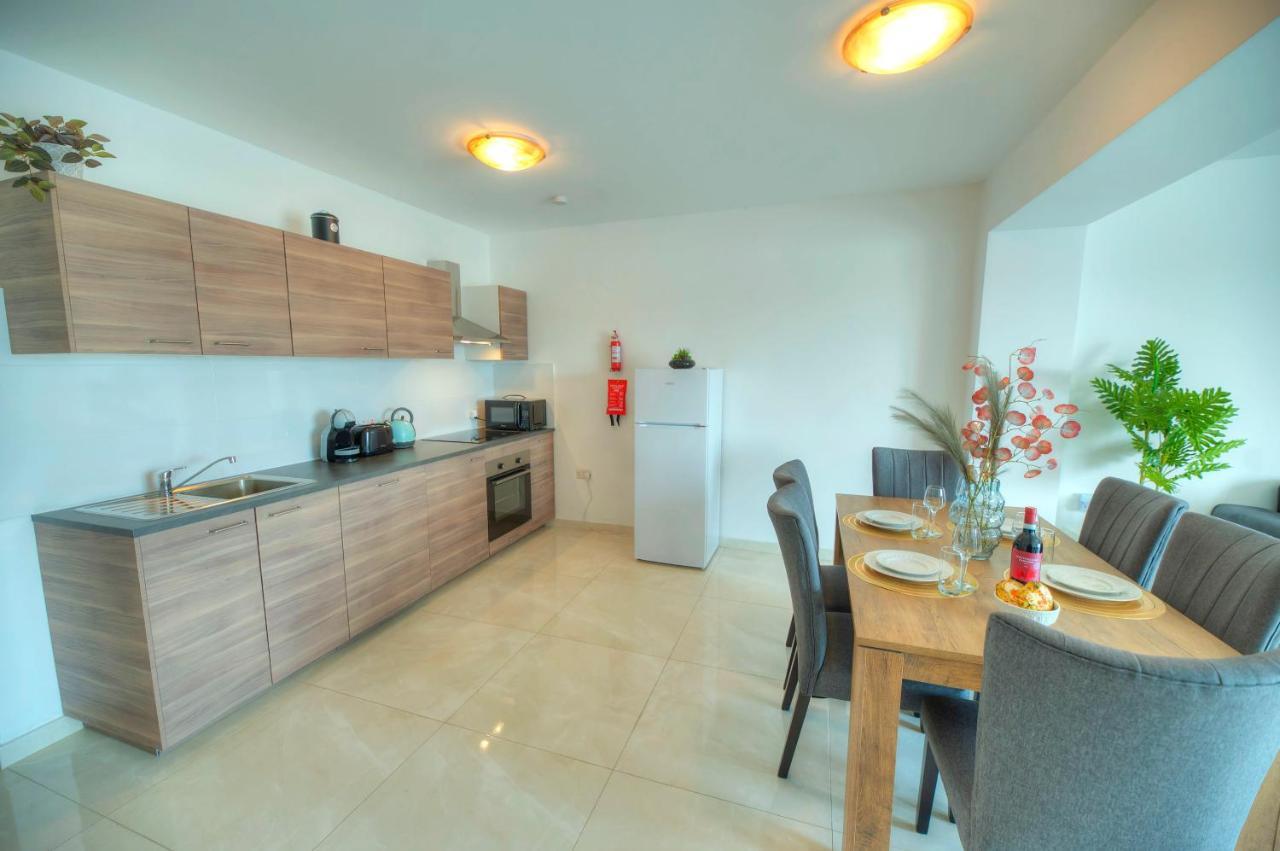 Seafront Beautifully Furnished 2 Bedrooms Gogzr-3 Gzira Extérieur photo