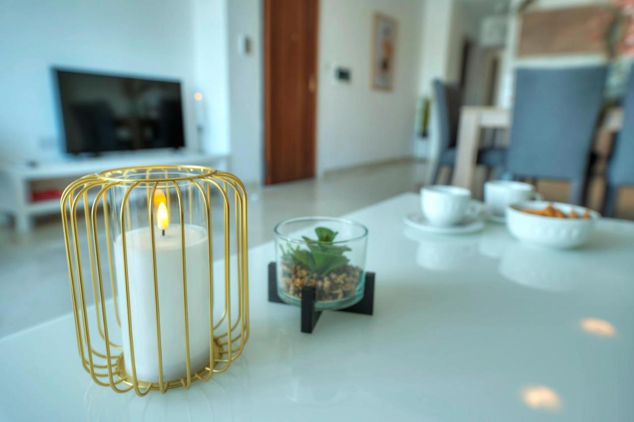 Seafront Beautifully Furnished 2 Bedrooms Gogzr-3 Gzira Extérieur photo